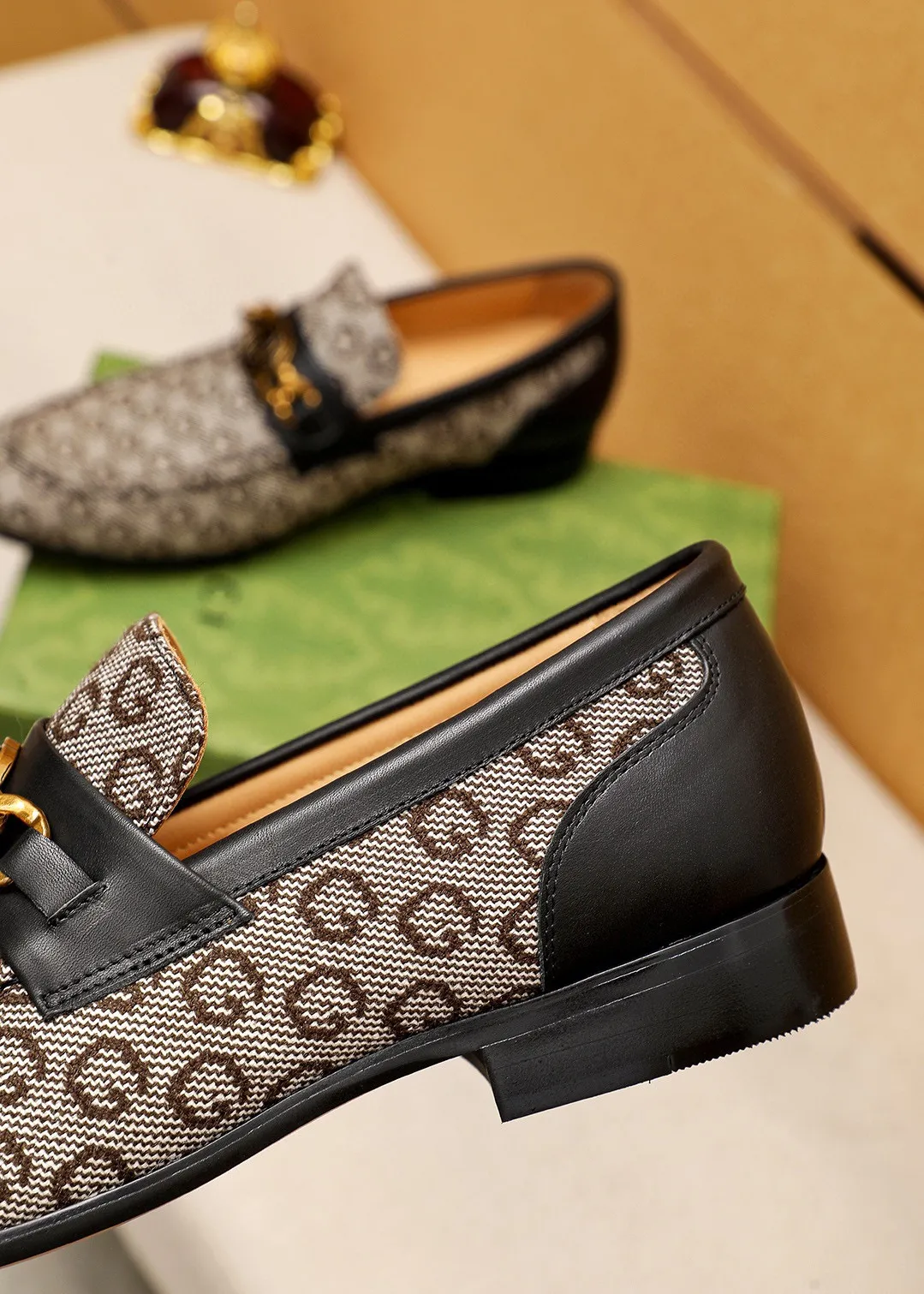 Men's shoes 💰462 💐 Product trademark: GUCCI "Gucci" casual leather shoes Regular size: 38-44 (45.46.47🉑️Customized) Product materials: Selected imported first-layer fabric upper + luxury hardware buckle, imported cowhide leather lining. Strong three-dimensional visual effect, original outsole color: 1⃣️color optional